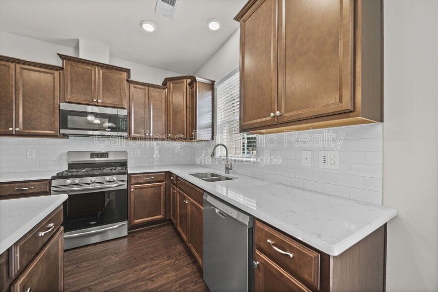 Building Photo - 15108 Evergreen House Dr