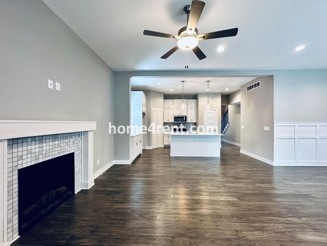 Building Photo - Stunning, Maintenance Free Townhome in Desoto w/ an Elegant Kitchen and Wood Floors Throughout!