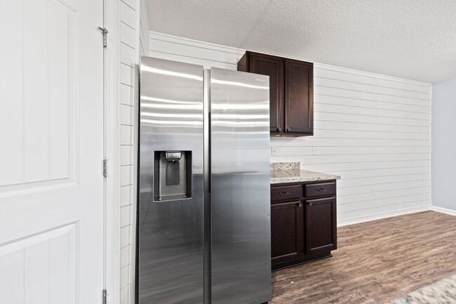 Building Photo - Redstone Commons 4bed/2bath Available Now!