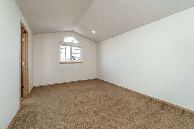 Building Photo - $500 Off Move In Special - Comfortable 3-B...