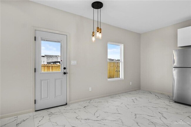 Building Photo - 17 Selena St