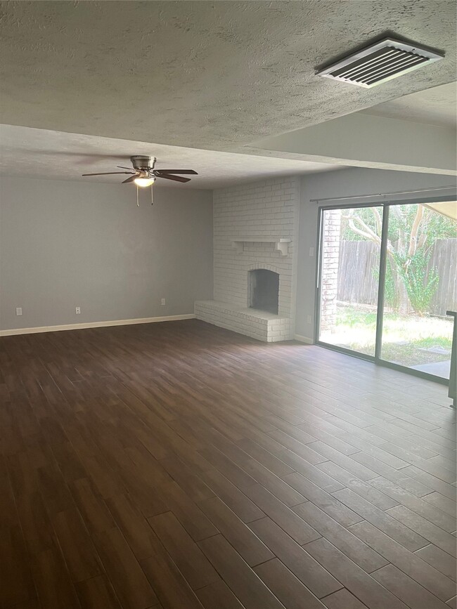 Building Photo - 2218 Stillmeadow Dr