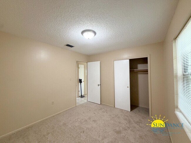 Building Photo - Great 3 Bedroom Home in Fort Walton