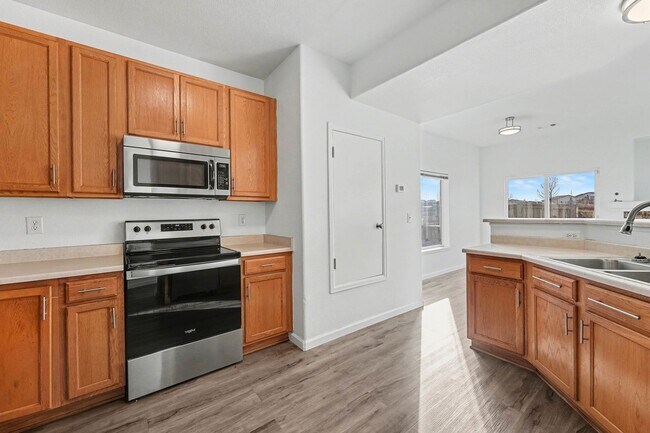 Building Photo - End Unit 3 Bedroom 2 Bath Townhome in Commerce City!