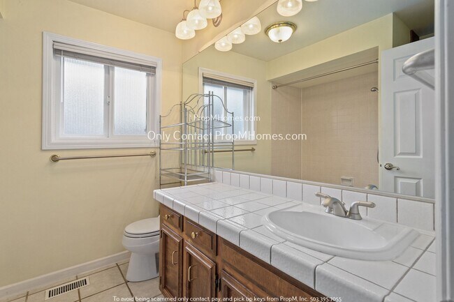 Building Photo - Spacious Three Bedroom Home in Desirable Charbonneau!