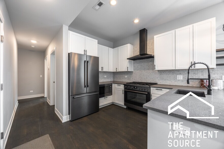 Building Photo - 3255 N Elston Ave