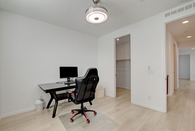 Building Photo - 10276 Thurso Ave