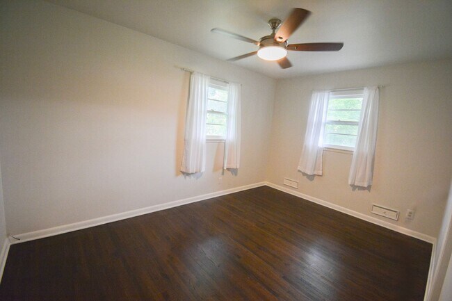 Building Photo - Updated 3 Bed 1.75 bath home available NOW!