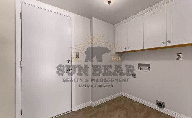 Building Photo - 4 Bedroom in Reno!!!  Great Location!