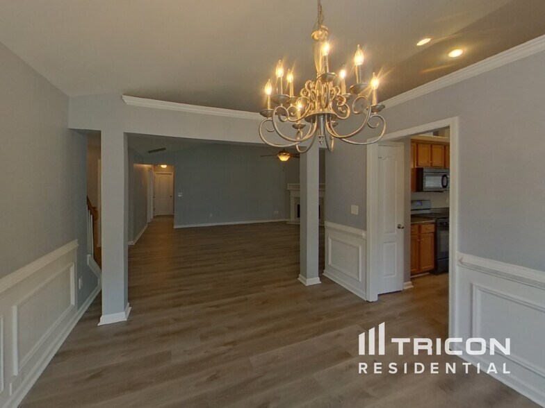 Building Photo - 247 Lantana Dr