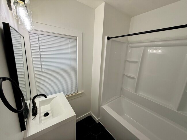 Building Photo - 146 Bondie St