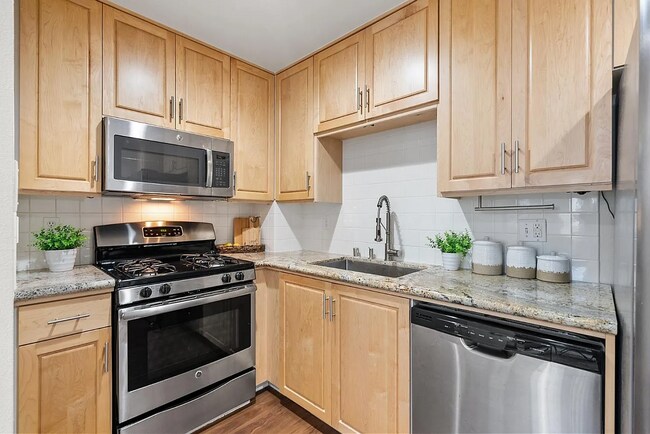 Building Photo - Loft Style Townhome w/no unit above or bel...