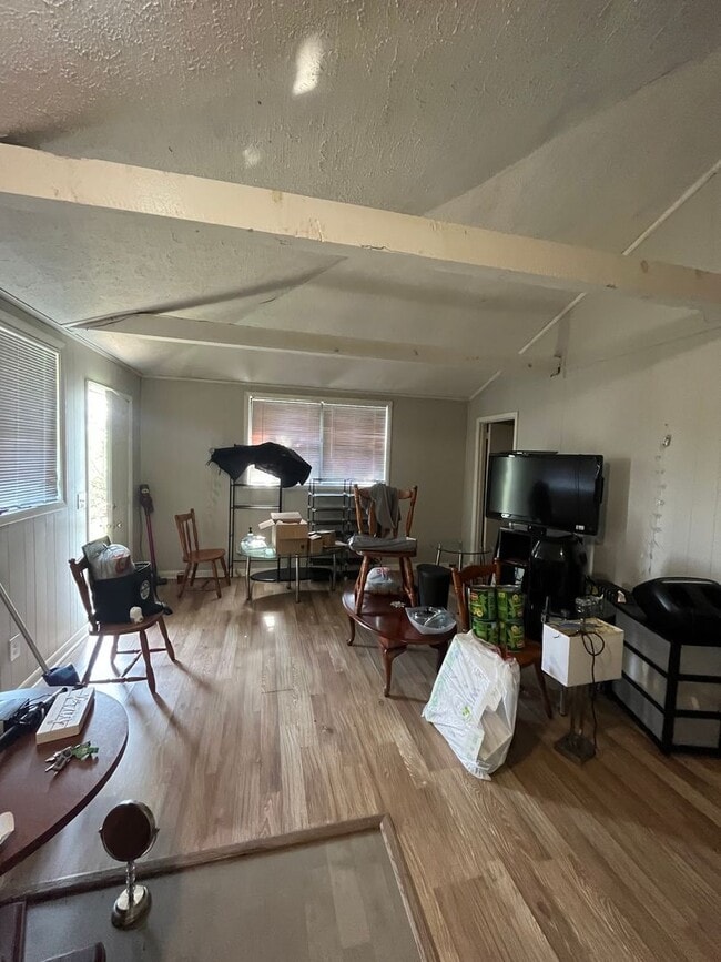 Building Photo - 2 Bedroom/1 Bath Duplex at 423 Cedar Valle...