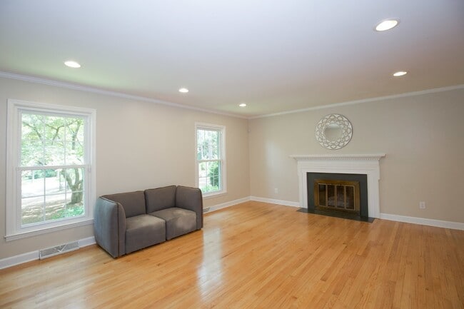 Building Photo - Stunning home in Weymouth Woods Southern P...