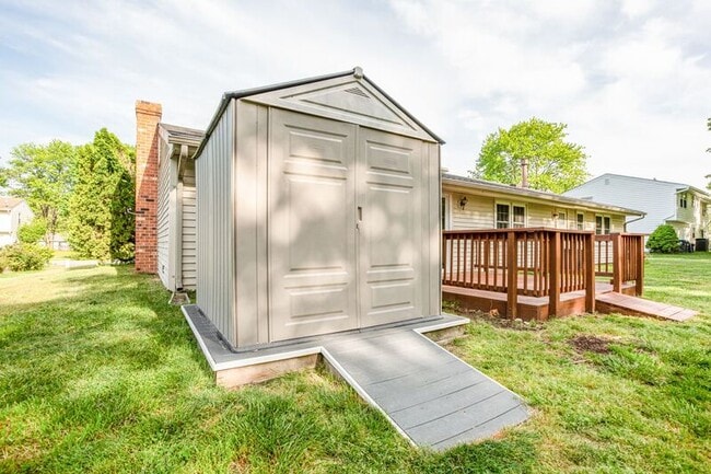 Building Photo - 825 Barkley Dr