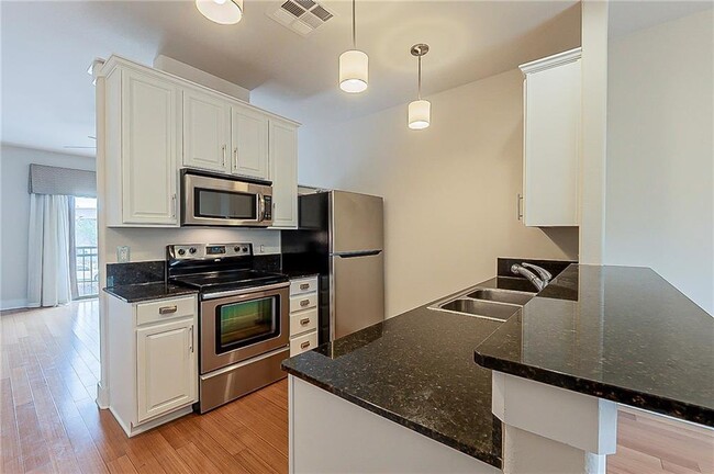 Building Photo - 13420 Lyndhurst St