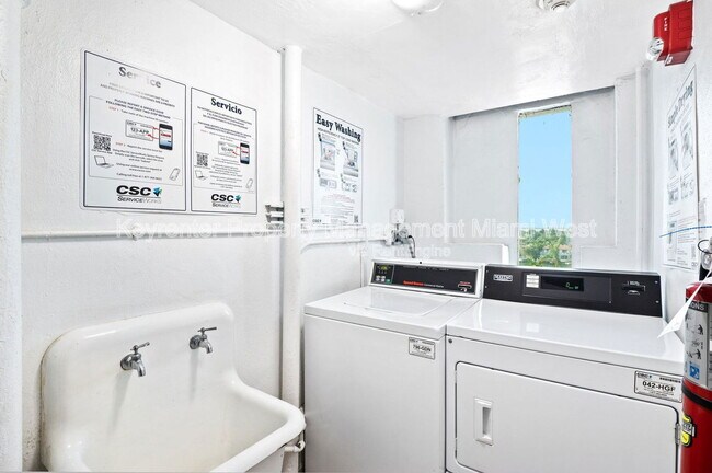 Building Photo - 5313 Collins Ave