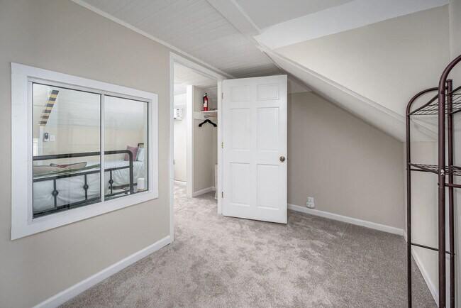 Building Photo - 500 W Rosemary St