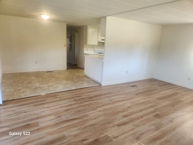Building Photo - Bright and Cheery, well maintained 2 bedro...