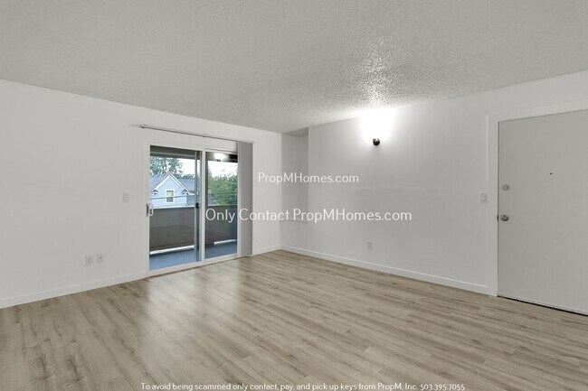 Building Photo - Oregon City Gem! Updated Upper-Level Unit ...