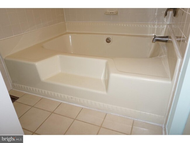 Building Photo - 203 Steeplechase Ct