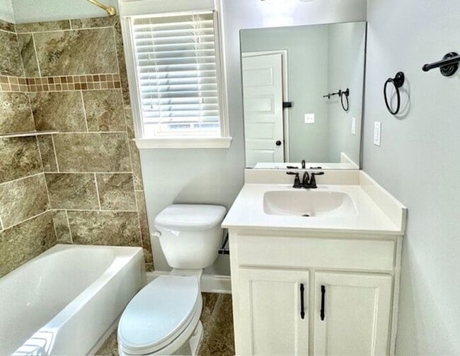 Building Photo - Now Leaseing a 4 Bedroom 3 Bath Home In Southeast Memphis