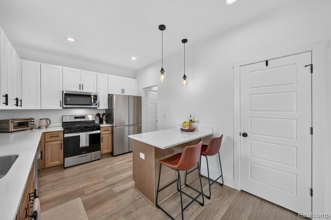 Building Photo - 25760 Groveland St