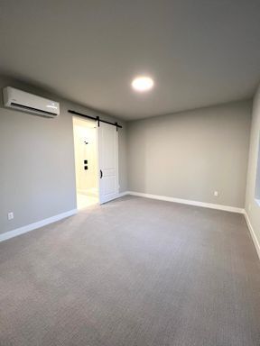 Building Photo - Modern 3Bed/2Bath PLUS 2 car garage Townhome in Bellevue!