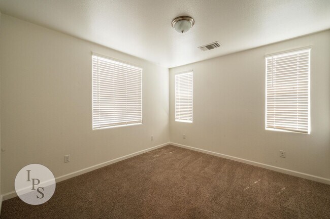 Building Photo - Fresno SouthEast Home, Gated Community, Clovis Unified School District, 3BR/2.5BA - Lots of Ameni...