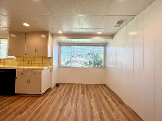 Building Photo - Large 3 Bedroom 2 Bath Home