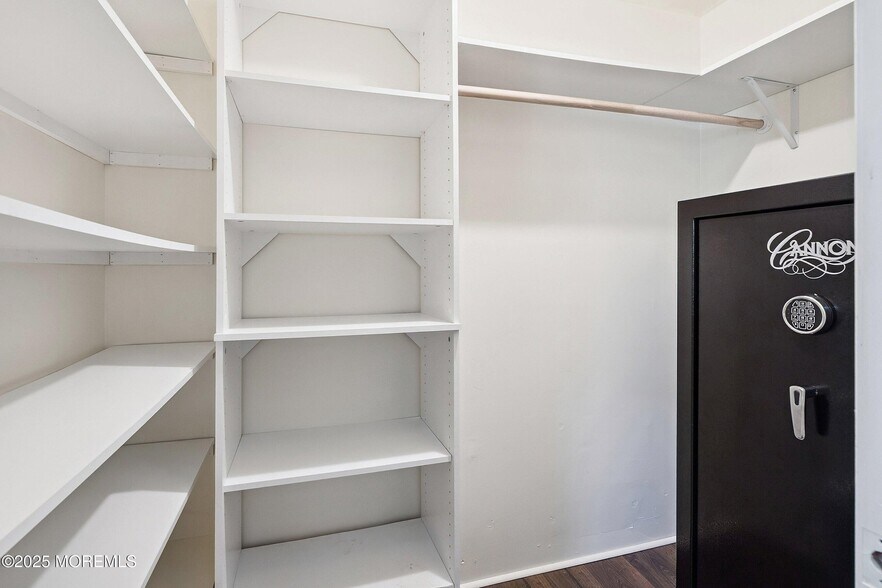 Building Photo - 6 Redwood Rd