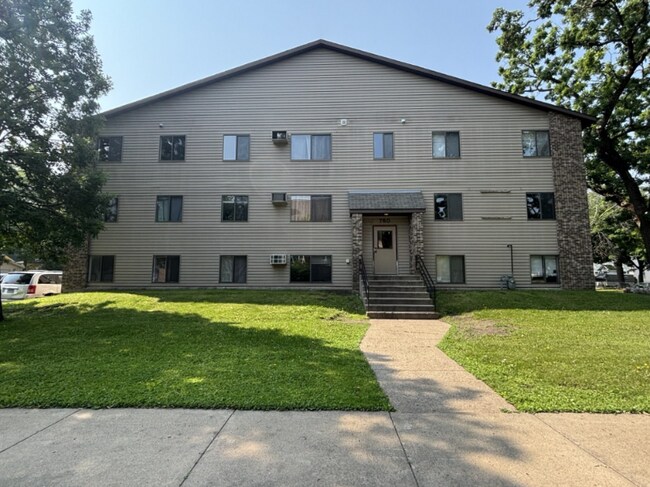 Building Photo - 750 5th St S