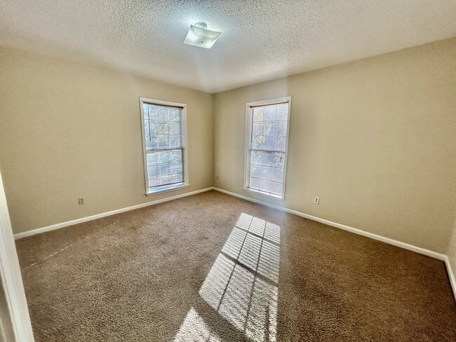 Building Photo - 802 N Taylor Ct