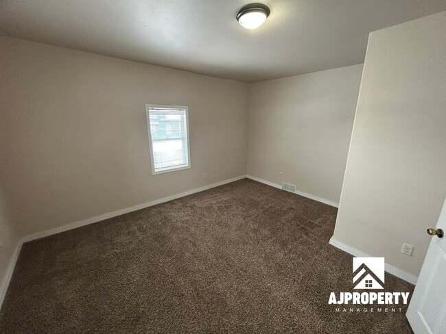 Building Photo - 214 W Russell St