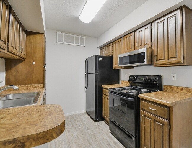 Building Photo - 12955 Woodforest Blvd