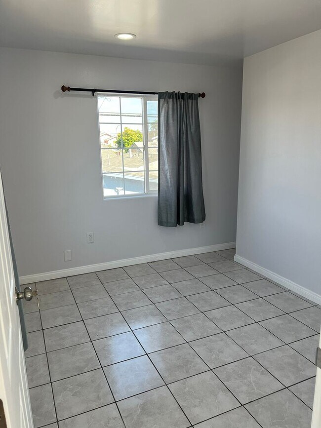 Building Photo - 1454 Gaviota Ave