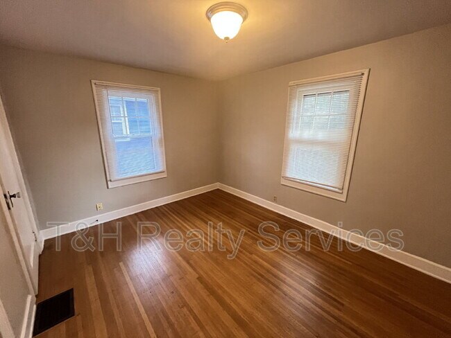 Building Photo - 5542 N College Ave