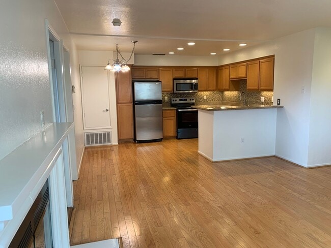 Building Photo - Gated Raintree Terrace Condo! Available Now!