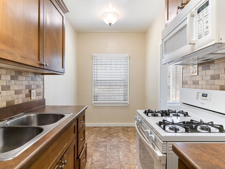 Building Photo - 1324 N Peterson Ave