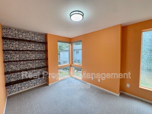 Building Photo - 541 S Cloverdale St