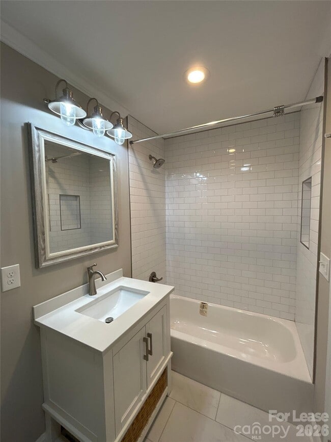 Building Photo - 1939 Sandhurst Dr