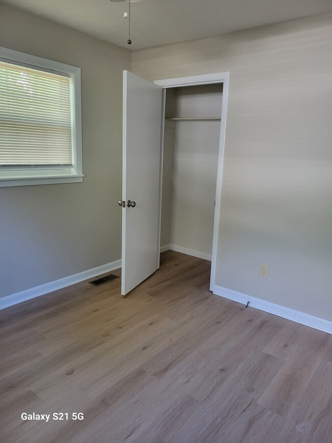 Building Photo - 253 Ivanhoe Ln