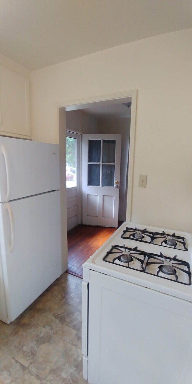 Building Photo - 424 E Freeland St