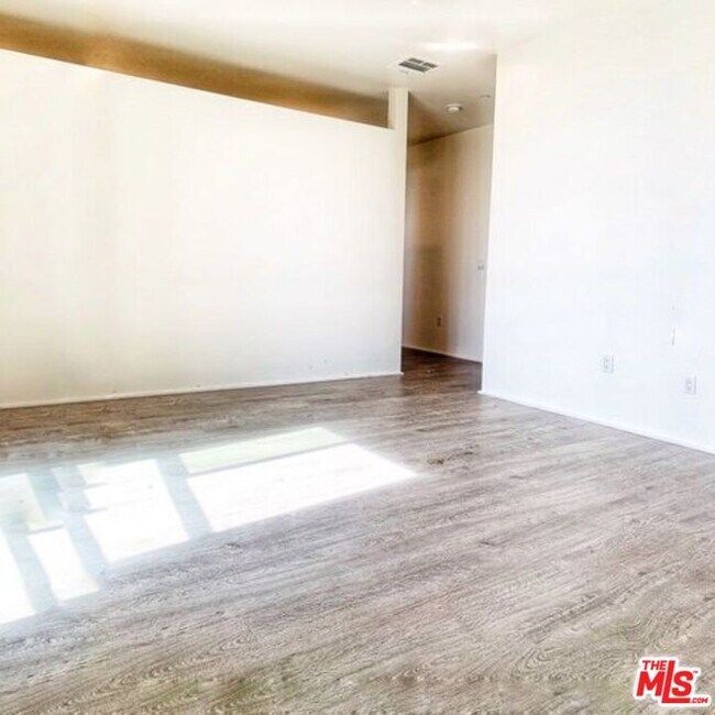 Building Photo - 1038 S Mariposa Ave