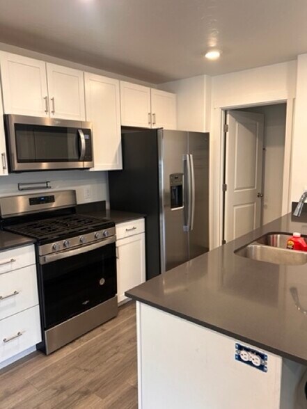 Kitchen - 492 N Trident Dr