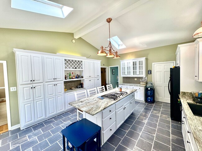 Building Photo - Charming 4-Bedroom Home in the Heart of Co...