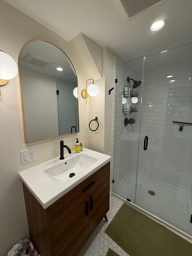 Building Photo - Beautifully Updated 4 Bed 2 Bath St.Paul S...