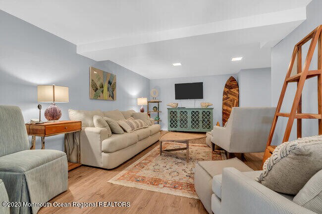 Building Photo - 809 W Lk Dr