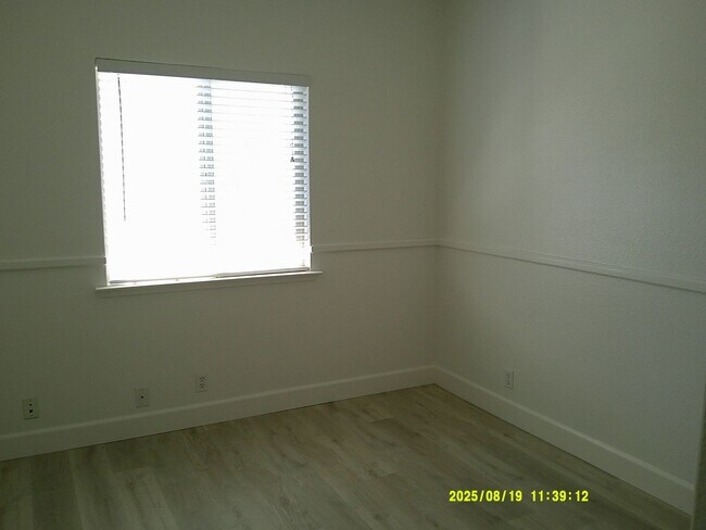 Building Photo - 1120 Tulip Ln