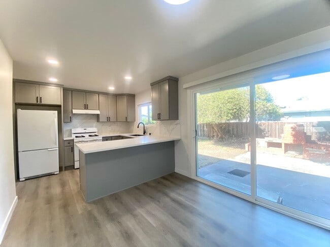 Building Photo - Modern 3BR/2BA Fremont Home with Stylish U...